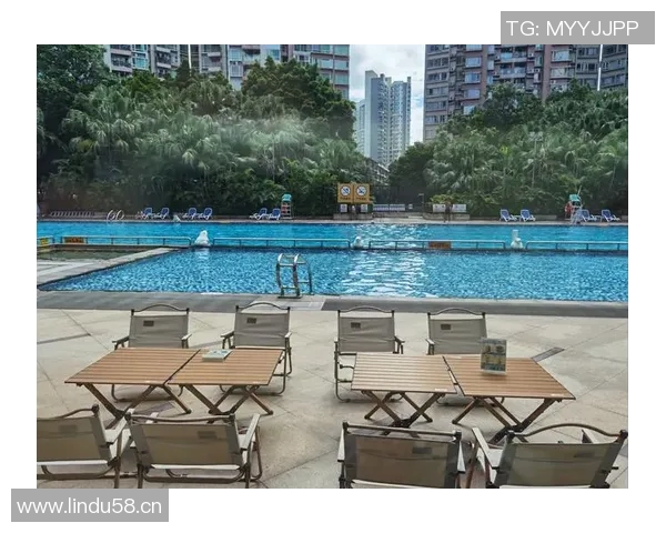 以室外泳池为核心打造度假休闲空间,尽享阳光与水的完美融合